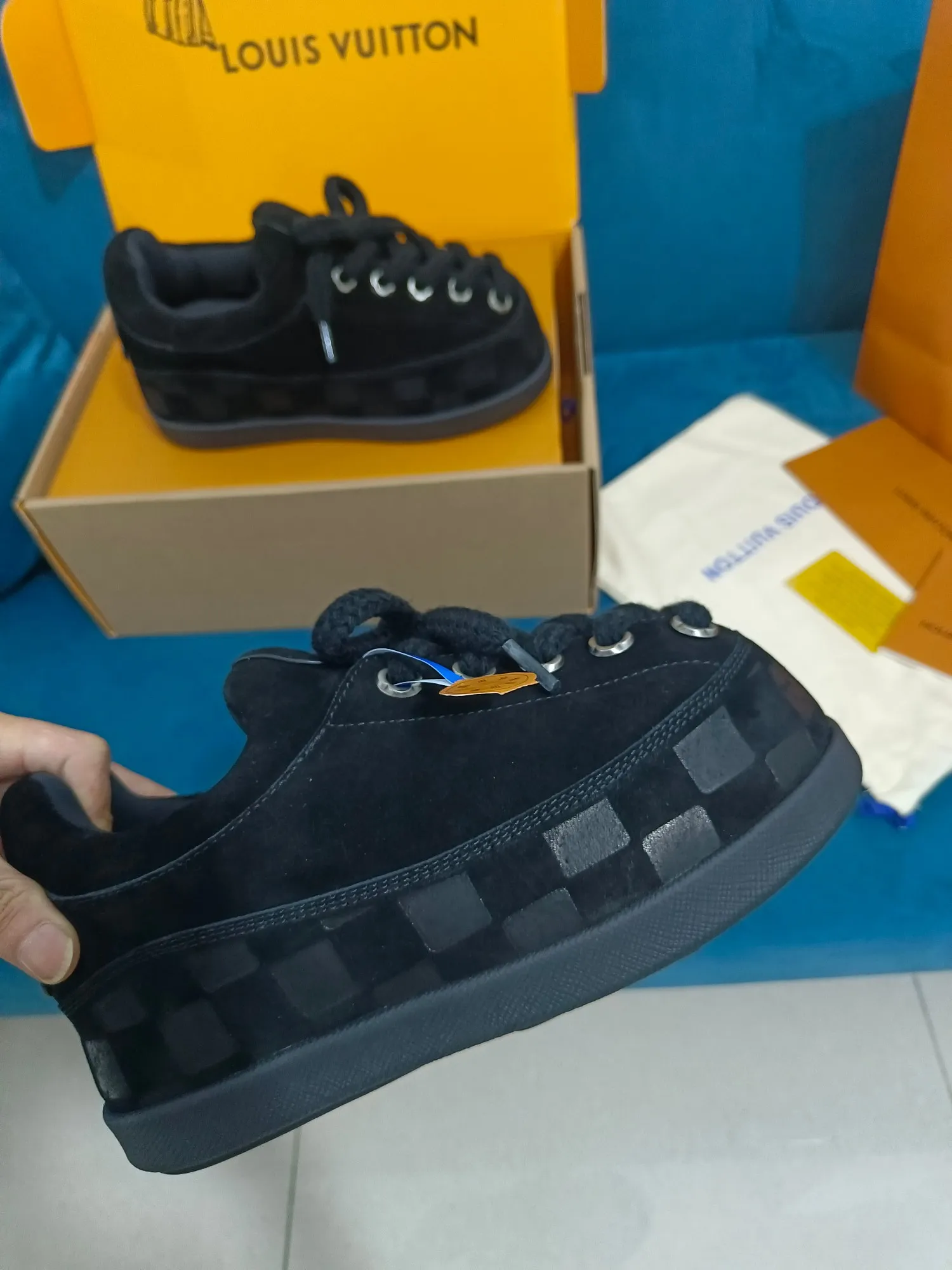 👟👟Ex-factory price 640👟👟 LV YETI slip-on shoes, based on suede cow leather, partially embossed with Nigo's reinterpretation of LV Damier pattern, cleverly echoing the Chinese tradition of taking off shoes when entering the house, and the "small feet" aesthetic is integrated into Chinese street genes. The palm-printed rubber outsole hides the LV letters and Monogram flowers. The exquisite craftsmanship made in Italy shows the brand's heritage in a comfortable slip-on style. The reservation mode adds a unique style, it is traditional and trendy, and it is suitable for couples aged 35-45.